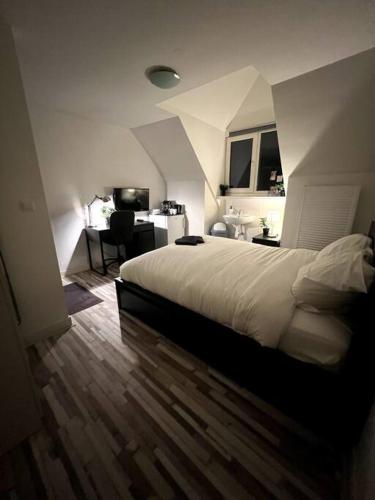 a bedroom with a bed and a desk and a chair at Room 404 - Eindhoven - By T&S. in Eindhoven