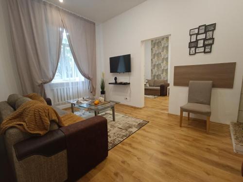 una sala de estar con un sofá y una mesa en City center Two room Apartment with One Bedroom, up to 5 Guests, SELF CHECK-IN, FREE parking, en Riga