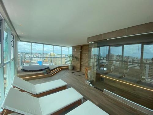 een woonkamer met uitzicht op een stad bij Edifício Promenade II Apto 1106-Mandi Hospitalidade in Maceió