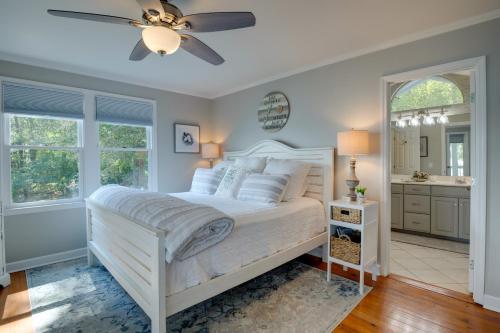Un pat sau paturi într-o cameră la Guntersville Lake Access Scottsboro Home