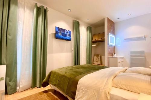 - une chambre avec un lit et une fenêtre avec des rideaux verts dans l'établissement Cosy et joli appartement à Saint-Maurice, à Saint-Maurice