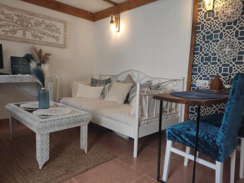 sala de estar con sofá y mesa en La Casa Arabe, en Alcalá de los Gazules