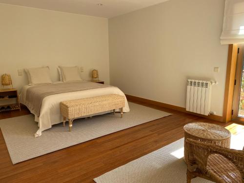 um quarto com uma cama grande e um tapete em Casa do Lago, Privacidade e Beleza Natural em Esposende