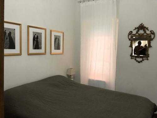 une chambre avec un lit et un miroir au mur dans l'établissement Petit Palace in Old Nice, à Nice