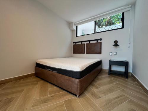 a bed in a room with a window at Suite a 15 minutos de Polanco y Santa Fe in Mexico City