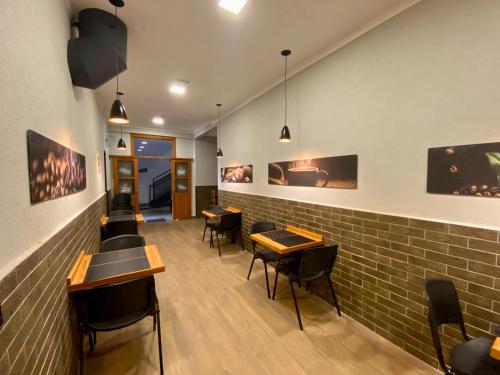 a restaurant with tables and chairs in a room at Hotel Smart in Mogi-Mirim