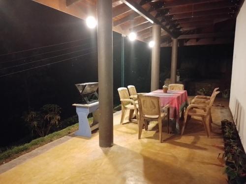 Patio nebo venkovní prostory v ubytování Pebbles Holiday Bungalow Bandarawela