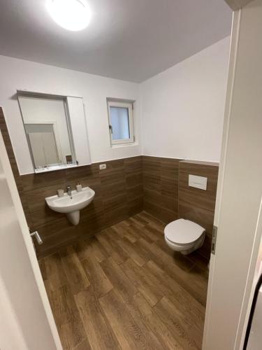 een badkamer met een toilet en een wastafel bij Boutique Apartments 2 in Sînpetru
