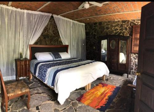 A bed or beds in a room at LA CASA DE LOS MANGOS AJIJIC