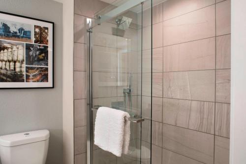 y baño con ducha de cristal y aseo. en Winston-Salem Marriott, en Winston-Salem