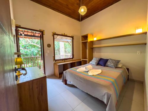 - une chambre avec un lit et une fenêtre dans l'établissement Barra Quintal Apto 04, à Barra Grande