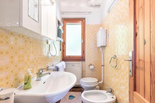 サン・ゼーノ・ディ・モンターニャにあるCasa Bella Vistaのバスルーム(洗面台、トイレ付)