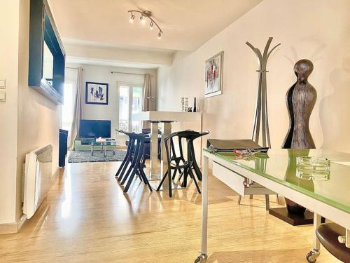 un salon avec une table et quelques chaises dans l'établissement Appartements Cannes 3 chambres - 8B1, à Cannes