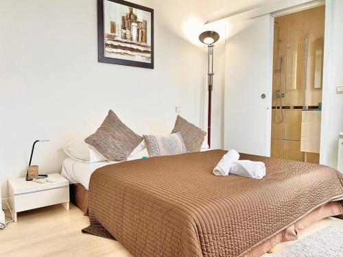 une chambre avec un grand lit dans une pièce dans l'établissement Appartements Cannes 3 chambres - 8B1, à Cannes