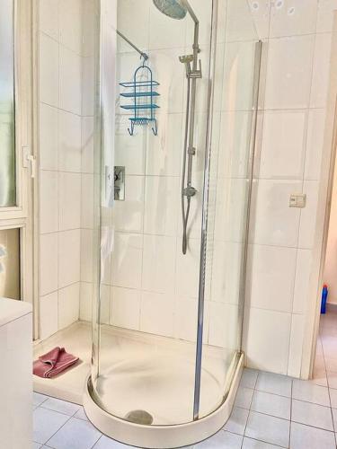 une douche avec une porte vitrée dans une salle de bain dans l'établissement Appartements Cannes 3 chambres - 8B1, à Cannes