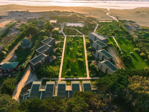 een luchtzicht op een resort in de buurt van het strand bij Lodge del Mar in Pichilemu