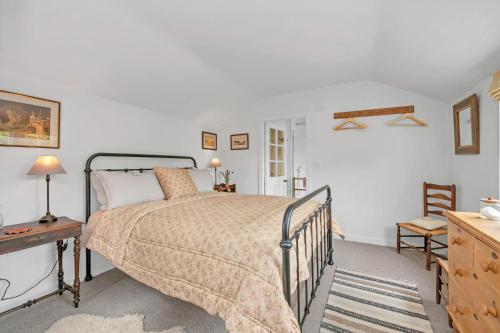 um quarto com uma cama grande e uma secretária em The Red Shed Entire home for 2 Private garden and parking 2 miles from Bury St Edmunds em Whepstead