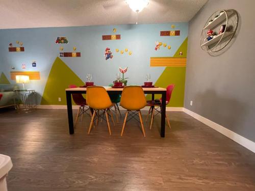a dining room with a table and four chairs at Hollywood Apartment One Bedroom with Mario in Los Angeles