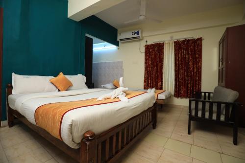 Un dormitorio con una cama grande con animales de peluche. en Hotel Gamas Inn, en Chacka