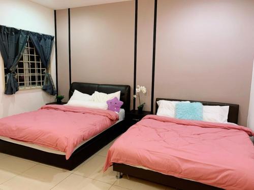two beds sitting next to each other in a bedroom at SSR 41 SEREMBAN TOWN 4R3B homestay in Seremban