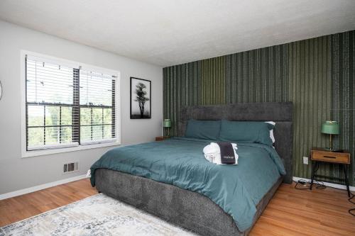 una camera da letto con un letto grande e una finestra di Vibrant Family Retreat~Sleeps 8~2 Kings~ Game Room a Snellville