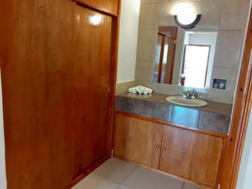 een badkamer met een wastafel en een spiegel bij Hotel Santa Engracia in Ciudad Valles