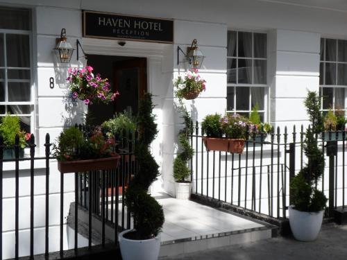 倫敦的住宿－避風港酒店，前面有盆栽植物的建筑