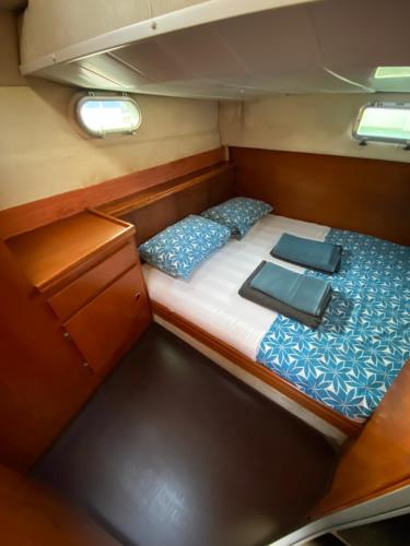a small bed in the back of a boat at Experiencia en el mar Gijon M in Gijón