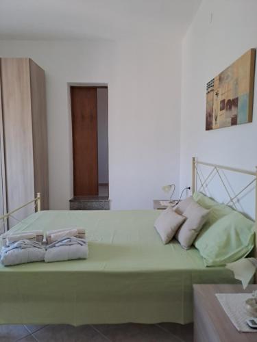 サン・ジョヴァンニ・スエルジュにあるLa Casa Di Donato E Mariaの大型緑色のベッド(枕2つ付)
