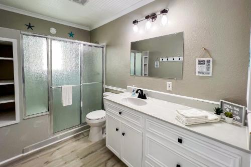 een badkamer met een toilet, een wastafel en een douche bij Bayalicious in Rockport