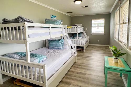 a room with two bunk beds and a table at Bayalicious in Rockport