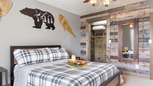 een slaapkamer met een bed met een tafel erop bij Escape to A Luxe Mountain Barn Home Retreat w Gourmet Kitchen 3 beds, 2 and Half Baths near YNP! in Rea