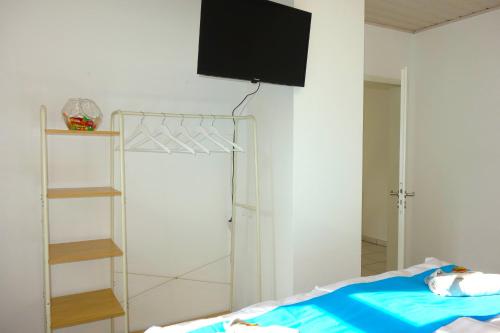 um quarto com uma cama e uma televisão na parede em HAPPY HOMES - Up to 5 - Küche - W-LAN - Netflix - Honig - Balkon em Nidda