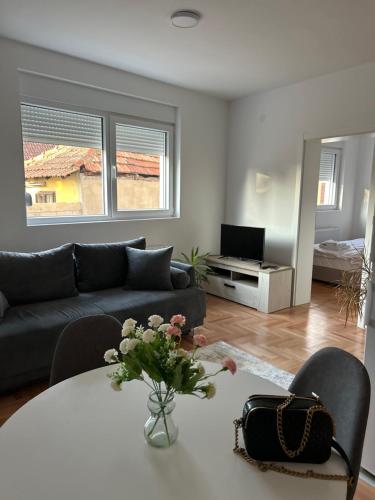 a living room with a table and a couch at House Inn 2 in Pirot