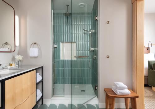 bagno con doccia e porta in vetro di Hotel Verdant a Racine