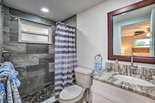 een badkamer met een toilet, een wastafel en een spiegel bij Beautiful Holiday Home with Dock and Furnished Lanai! in Holiday