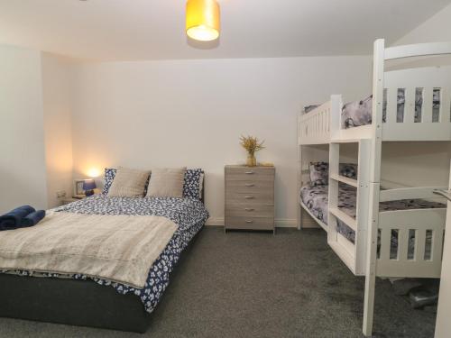 sypialnia z łóżkiem piętrowym w obiekcie 1 Dulas Apartments w mieście Abergele