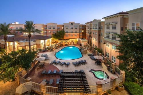 an overhead view of a pool at a resort at SpringHill Suites Phoenix Glendale Sports & Entertainment District in Glendale