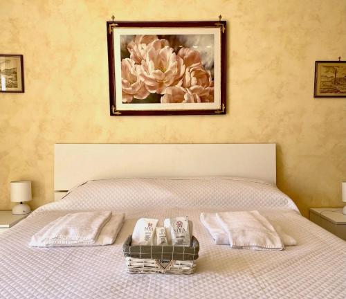 a bedroom with a bed with a picture on the wall at Le Ville Suites, Tivoli City Center! in Tivoli