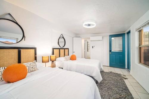um quarto com duas camas e uma porta azul em 5 Bd 1940's Oasis - Pool - Lounge - Games em Tucson