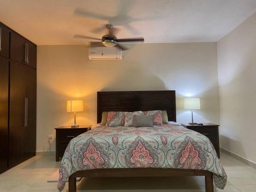 1 dormitorio con 1 cama y ventilador de techo en New House! Excellent to get to know Puerto Peñasco en Puerto Peñasco