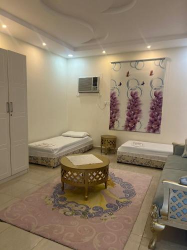Holiday apartment في مكة المكرمة: غرفة معيشة بها سريرين وأريكة