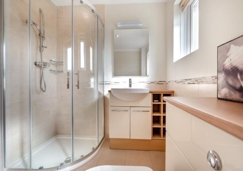een badkamer met een douche en een wastafel bij Trefebus in Saint Merryn