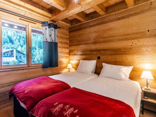une chambre avec deux lits dans une cabane en rondins dans l'établissement Chalet de charme, 4 chambres avec terrasse, proche centre et pistes, navette gratuite - Morzine - FR-1-754-27, à Morzine