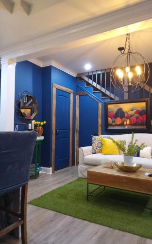 a living room with blue walls and a couch at Chans Lakeside Hideaway in Stone Mountain
