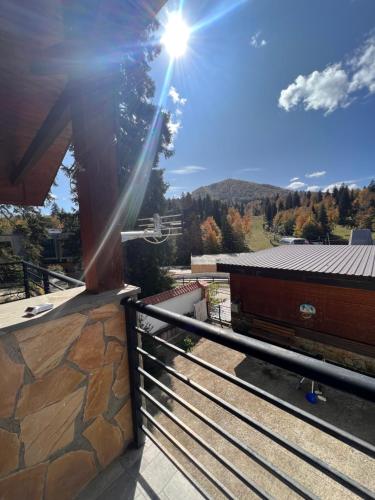 Nespecifikovaný výhled na hory nebo výhled na hory při pohledu z vily