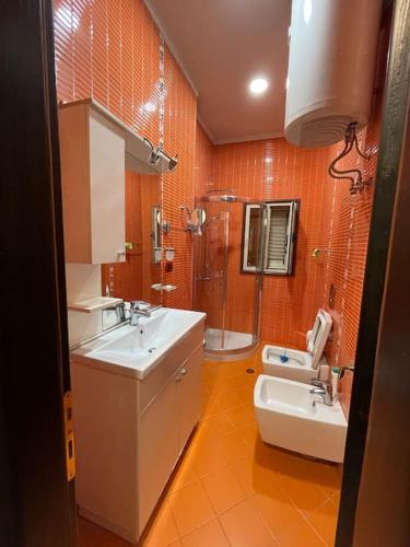 een badkamer met 2 wastafels en een douche bij Edjon Apartments in Tirana