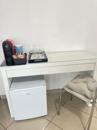 een wit bureau met een fornuis en een stoel bij Garcia Guest House in Verona