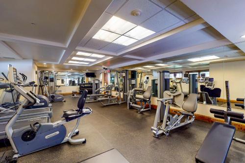 un gimnasio con varias cintas de correr y máquinas cardiovasculares en Lion Square Lodge en Vail