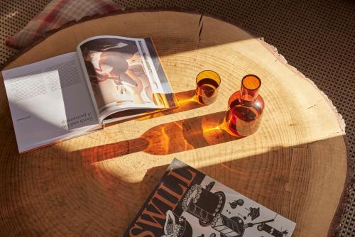 um livro e uma garrafa de vinho numa mesa em Lodge Chalet 28 - The Stables Perisher em Perisher Valley